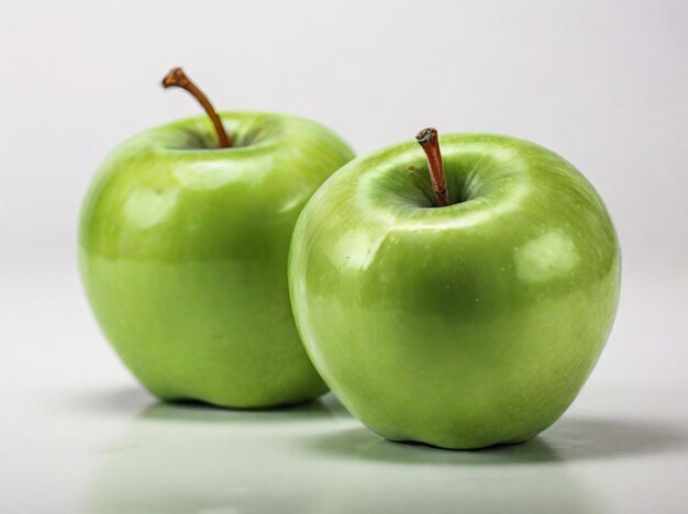dos manzanas verdes están una al lado de la otra de las cuales una es verde