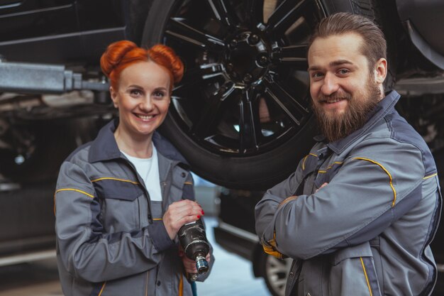 Dos mecánicos reparando un auto