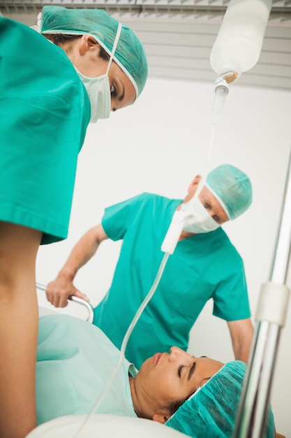 Dos médicos mirando a un paciente