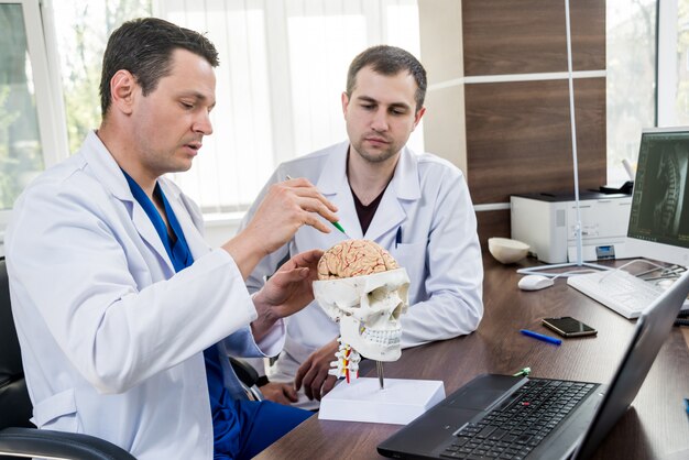 Dos médicos que tienen consejo médico en el hospital.