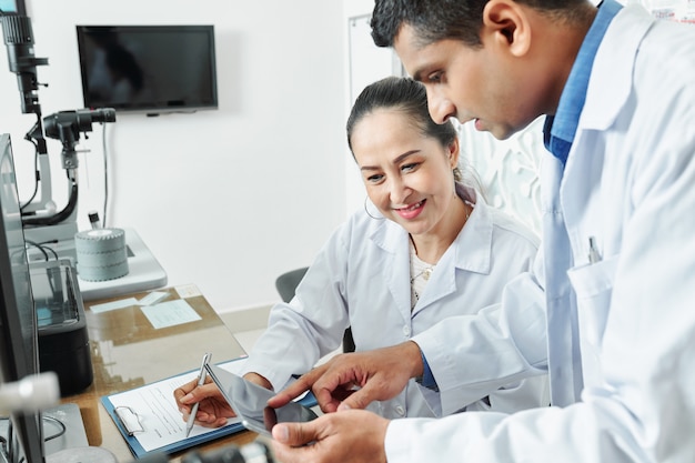 Dos médicos que trabajan con tablet pc