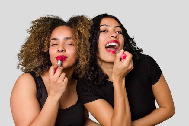 Dos mejores amigas, una afro y una latina, se preparan para una noche de risa y diversión mientras se ponen glamorosas.