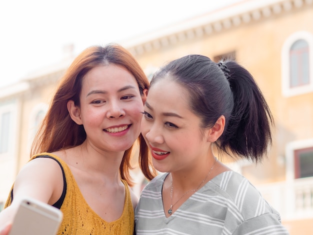 Dos mejores amigas de las turísticas se toman selfie de themselve.