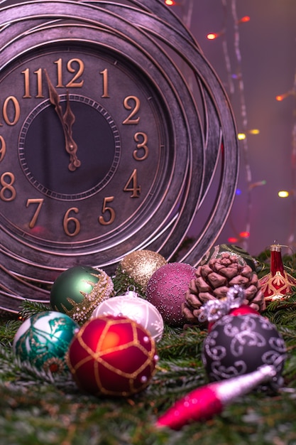 Dos minutos hasta la medianoche. Reloj grande contando los últimos momentos antes de Navidad o Año Nuevo.