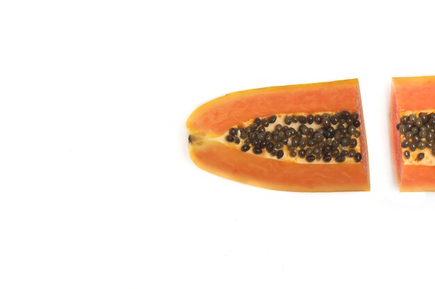 Dos mitades cortadas en rodajas papaya orgánica fresca deliciosa fruta vista superior aislada sobre fondo blanco