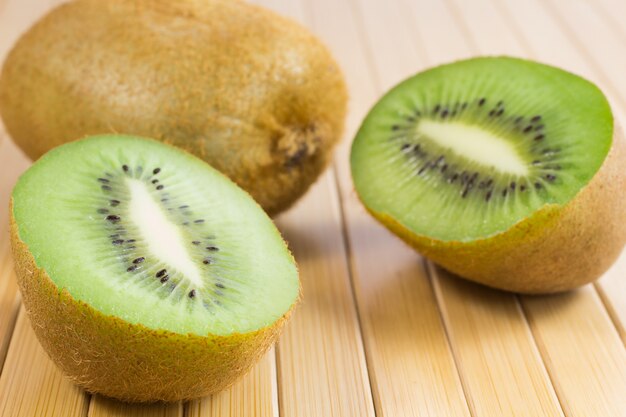 Dos mitades de kiwi verde sobre la mesa