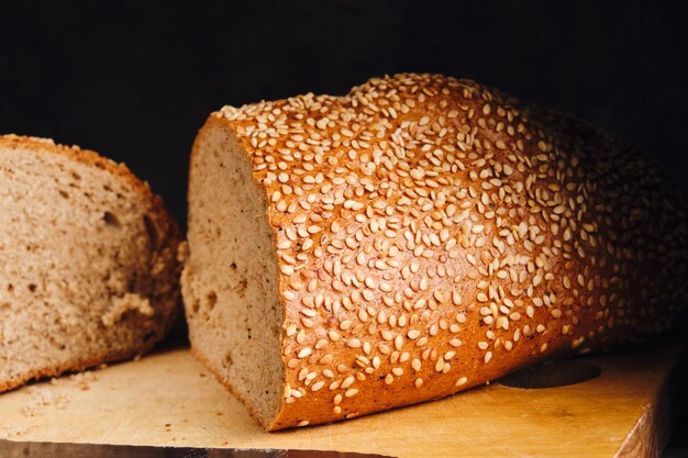 Dos mitades de pan de molde espolvoreado con semillas de sésamo.