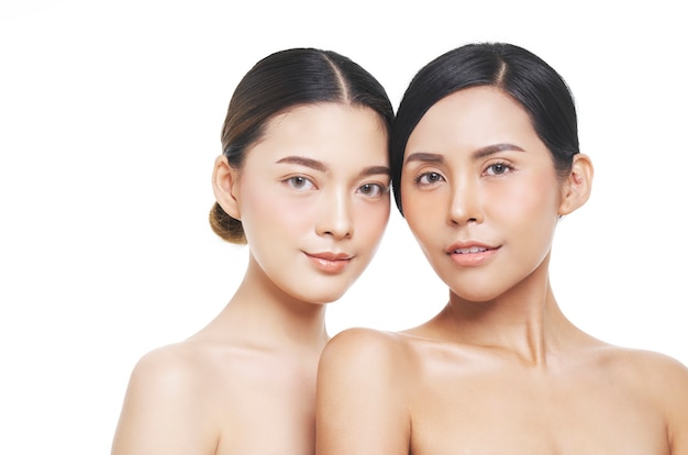 Dos modelos femeninas con apariencia natural, mujer asiática, tratamiento facial, cosmetología, tratamiento de belleza.