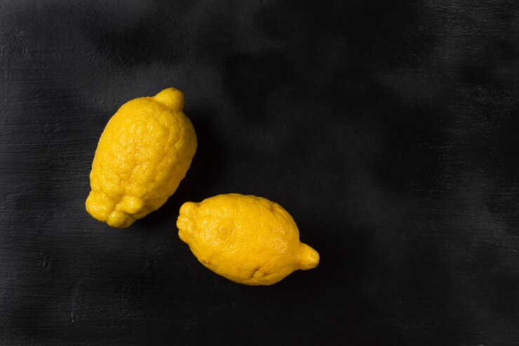 Dos modernos limones orgánicos. Orientación horizontal de la imagen. Copia espacio