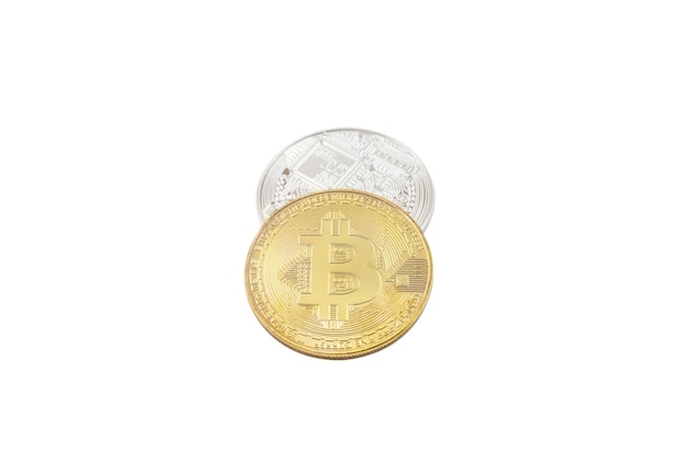 Dos monedas de bitcoin aislado en blanco