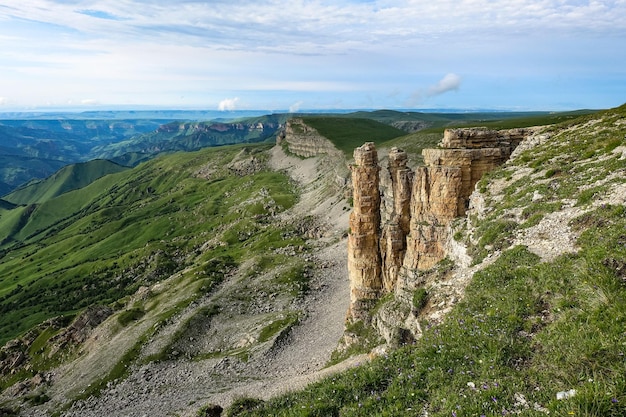 Dos monjes rocas Bermamyt meseta KarachayCircassian república Rusia