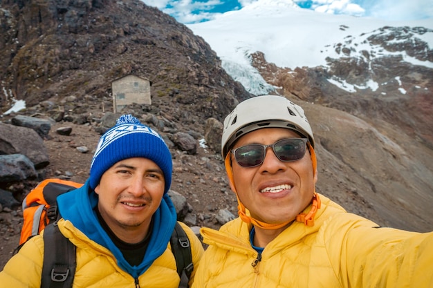 Dos montañeros mirando la cámara en el volcán cayambe