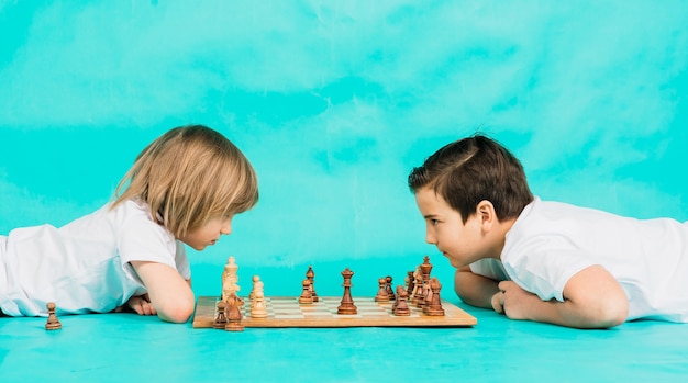 Dos muchachos jugando al ajedrez, fondo de estudio, deporte