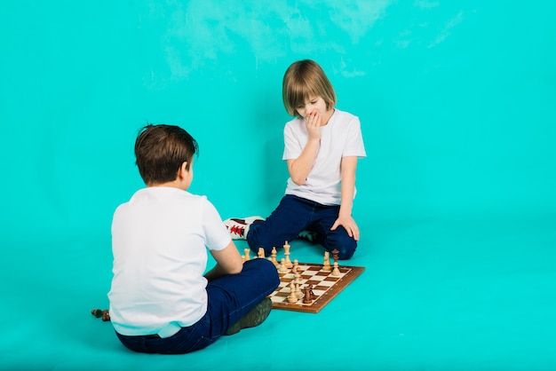 Dos muchachos jugando al ajedrez, fondo de estudio, deporte