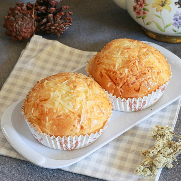 Dos muffins en un plato blanco Los muffins son de color marrón dorado y tienen una textura quebradiza
