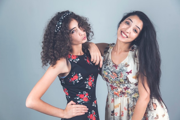 Foto dos mujer feliz en estudio