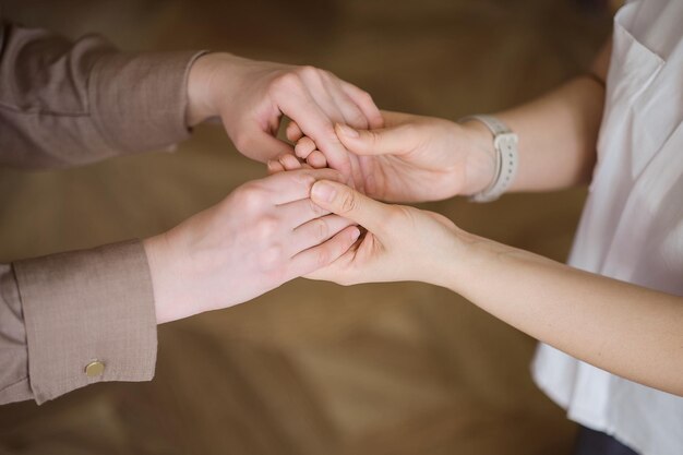 Dos mujeres abrazándose en un gesto de amor y apoyo discutiendo el valor de la amistad y el