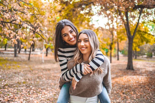 Dos mujeres abrazándose en un parque.