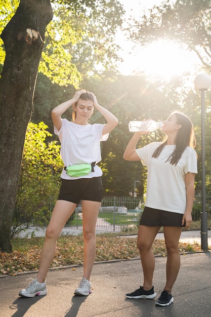 Dos mujeres adultas jóvenes corriendo en un parque