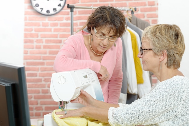 Dos mujeres alegres trabajando juntas en su taller