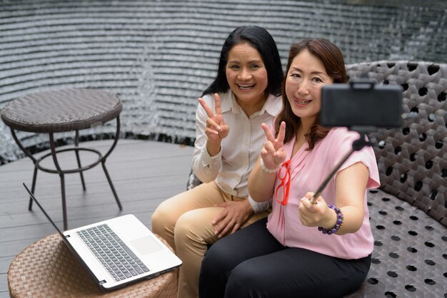 Dos mujeres asiáticas maduras juntas en la ciudad de Bangkok