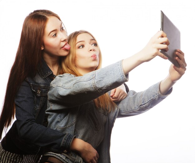 Dos mujeres bastante jóvenes tomando un autorretrato