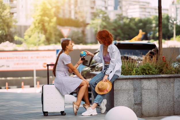 Dos mujeres en una calle de la ciudad Concepto de viaje