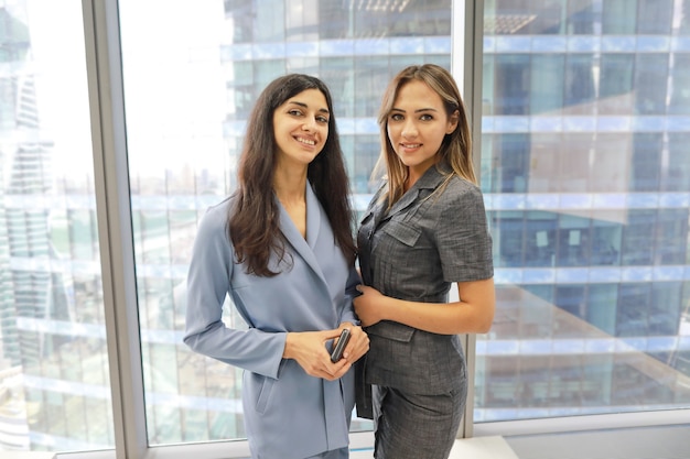 Foto dos mujeres colegas en la oficina