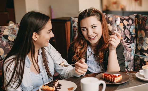 Dos mujeres, comida, en, un, restaurante