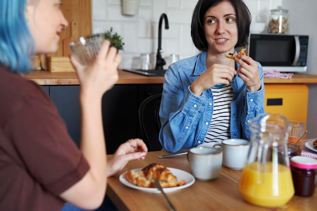 Dos mujeres durante el desayuno juntos