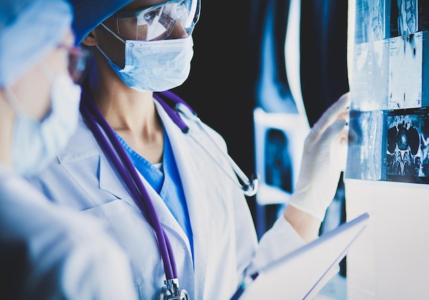 Dos mujeres doctoras en medicina mirando radiografías en un hospital