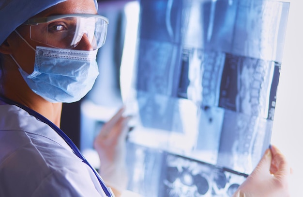 Dos mujeres doctoras en medicina mirando radiografías en un hospital