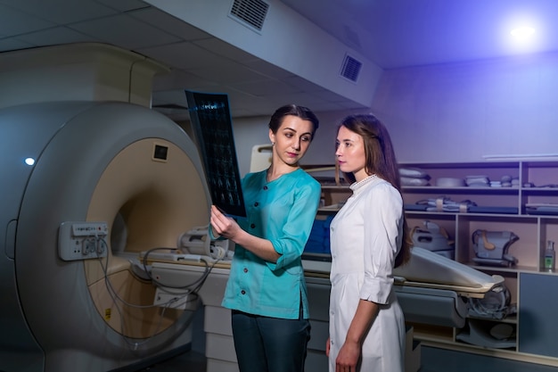Dos mujeres doctoras mirando radiografías en un hospital. Concepto de neurocirugía.