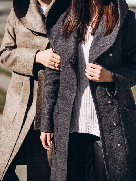Dos mujeres con un elegante abrigo