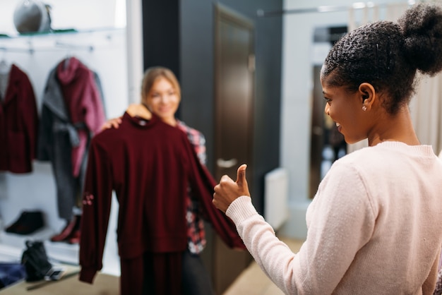 Dos mujeres eligiendo ropa