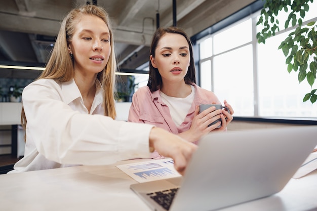 Dos mujeres emprendedoras que trabajan juntas en la oficina