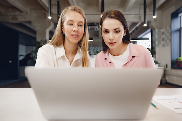 Dos mujeres empresarias trabajando juntas en una oficina