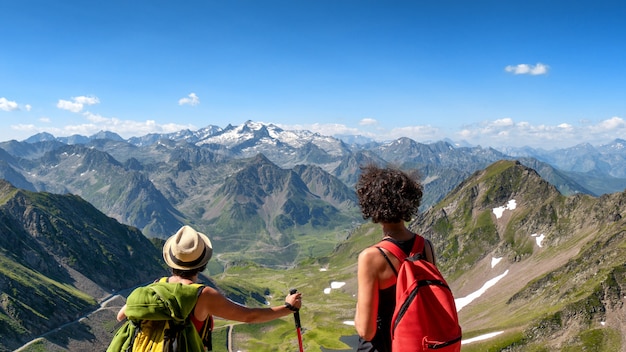 Dos mujeres excursionistas en el camino del Pic du Midi de Bigorre en los Pirineos