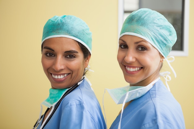 Dos mujeres felices usando matorrales en la habitación del hospital