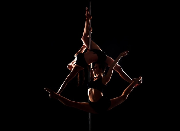Dos mujeres flexibles chicas en forma estirándose y bailando estirándose sexy cuerpo flexible dos chicas son prof