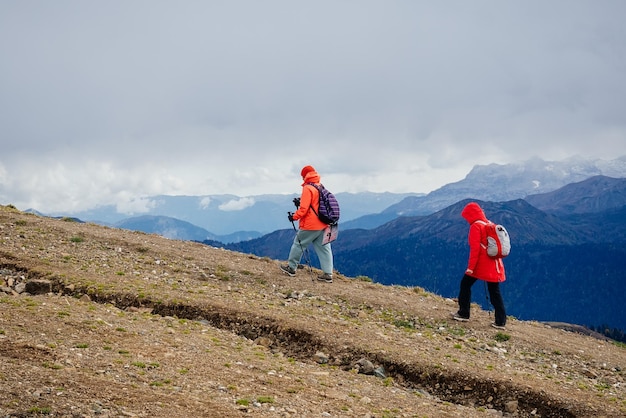 dos mujeres fueron a dar un paseo por las montañas en otoño