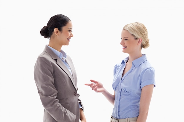 Foto dos mujeres hablando alegremente