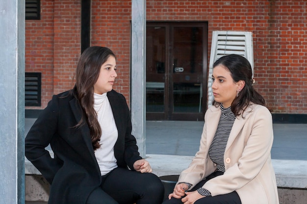 dos mujeres, hablar, sentado, aire libre