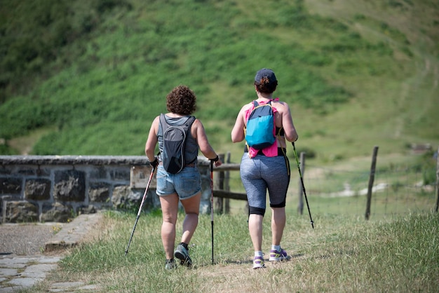 Dos mujeres haciendo senderismo en las montañas.