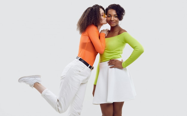 Dos mujeres hermosas jóvenes en ropa colorida de verano