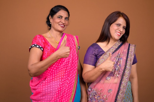 Dos mujeres indias maduras vistiendo ropas tradicionales de la India Sari juntos