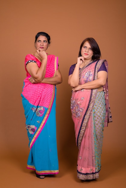 Dos mujeres indias maduras vistiendo ropas tradicionales de la India Sari juntos