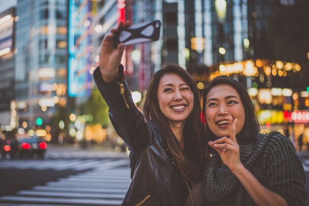 Dos mujeres japonesas en Tokio durante el día. Hacer compras y divertirse