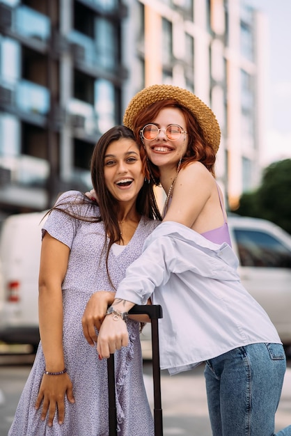 Foto dos mujeres jóvenes en la calle de la ciudad.