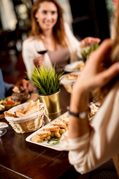 Dos mujeres jóvenes en una cena en un restaurante.